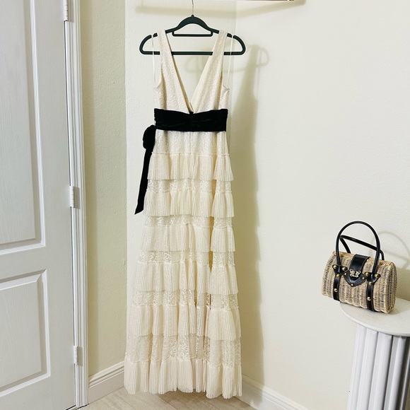 BCBGMaxAzria Tiered offwhite Wedding Dress - Picture 9 of 13